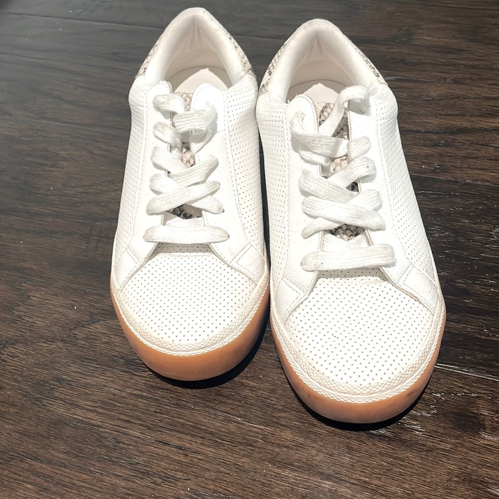 White tennis shoe